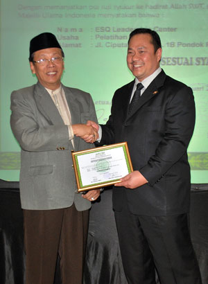 penyerahan-sertifikat Kesesuaian Syariah MUI untuk ESQ, KH Amidhan , Ary Ginanjar Agustian